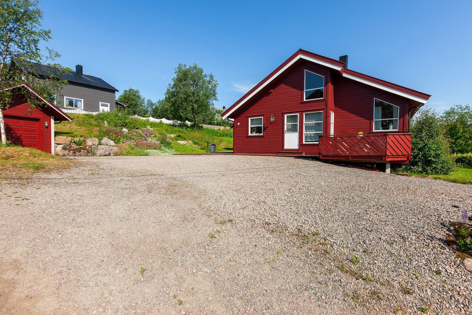 Eneboligen er fint plassert på tomten for maksimal utnyttelse av eiendommen. Galleribilde