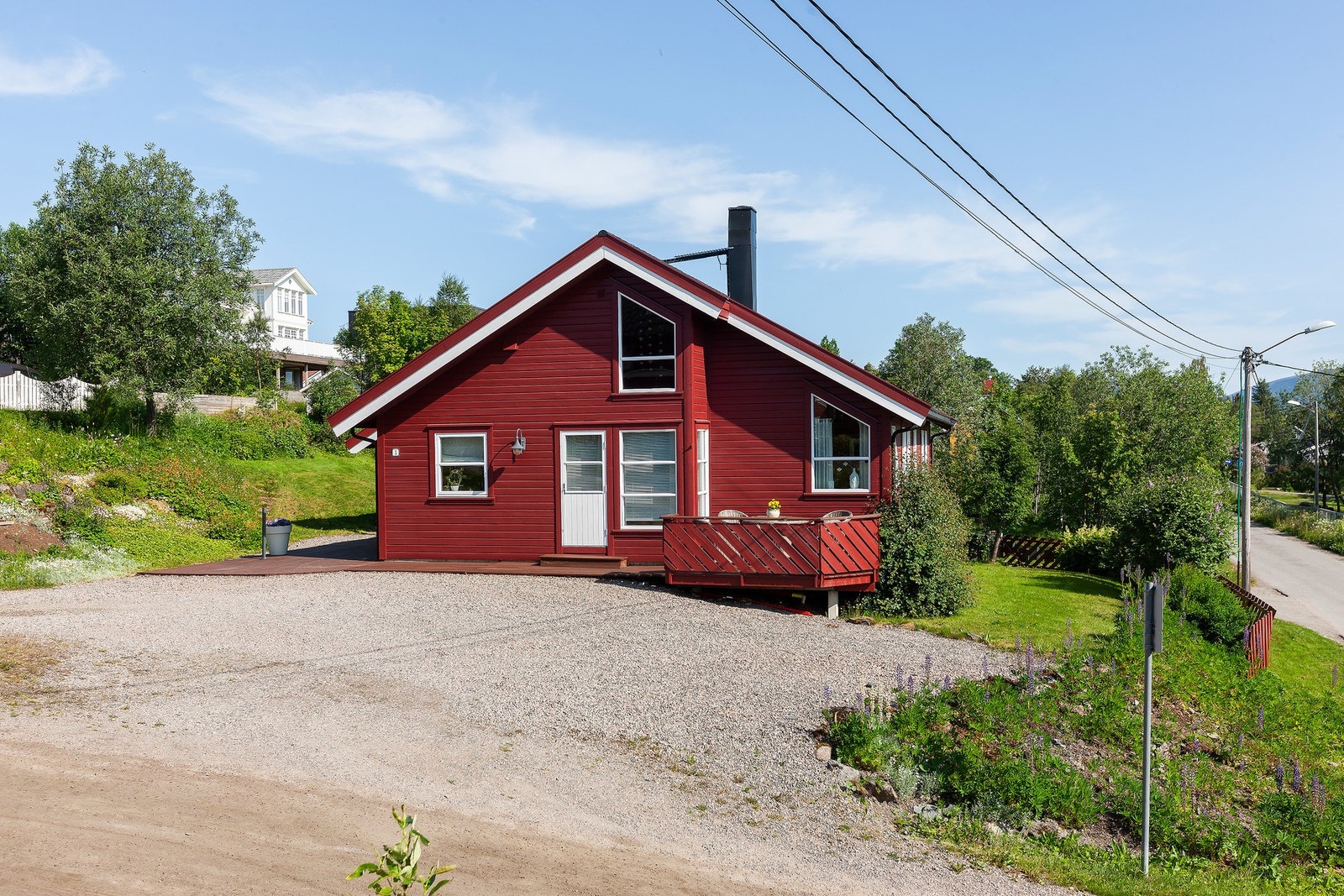 Gruslagt gårdsplass med parkeringsmuligheter. Galleribilde