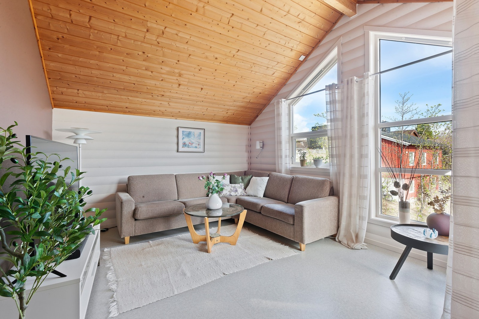 Lys og fin loftstue. Galleribilde