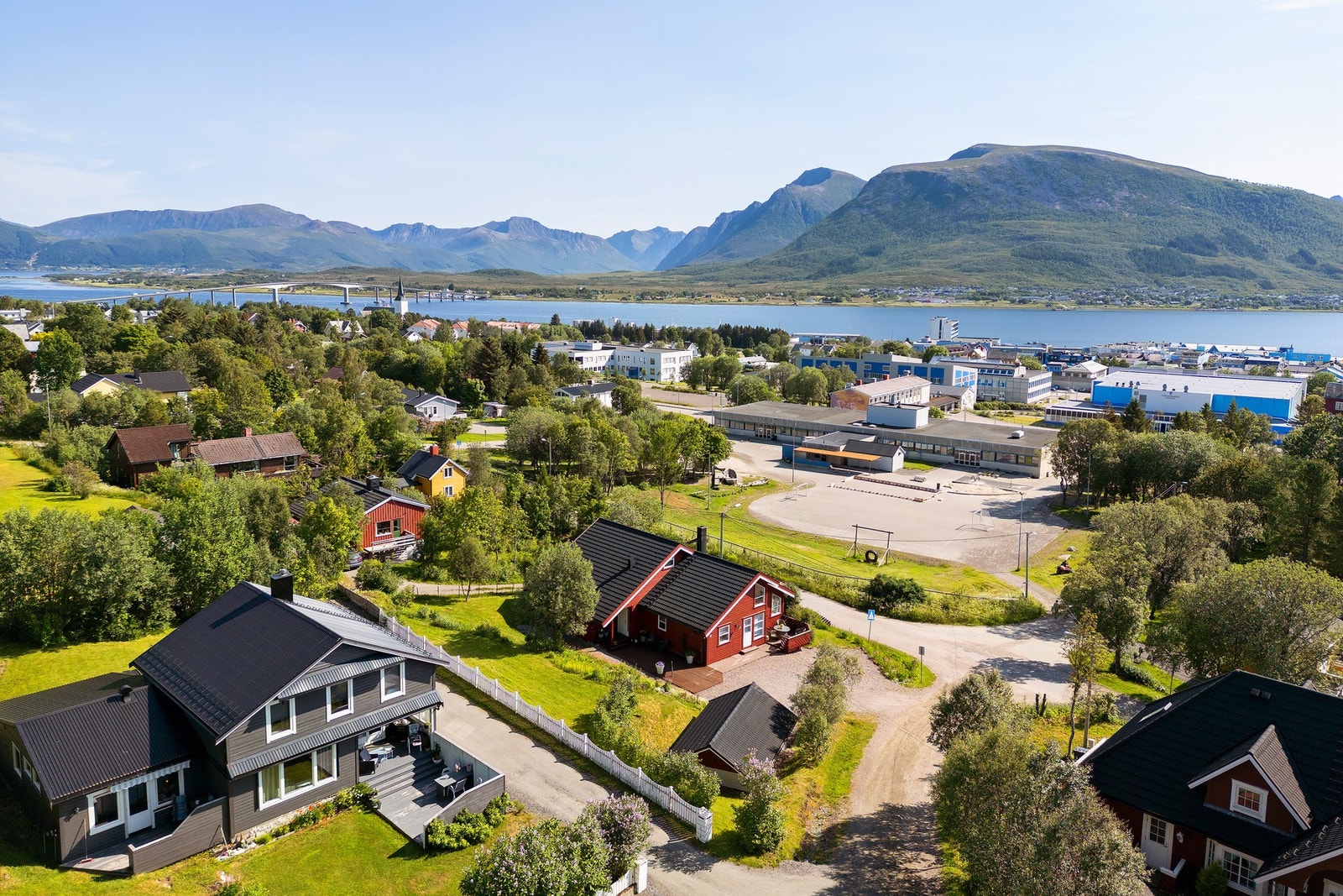 Fra eiendommen er det kort avstand til barnehage, skole, idrettsanlegg, skoleparken, marka og sentrum. Galleribilde