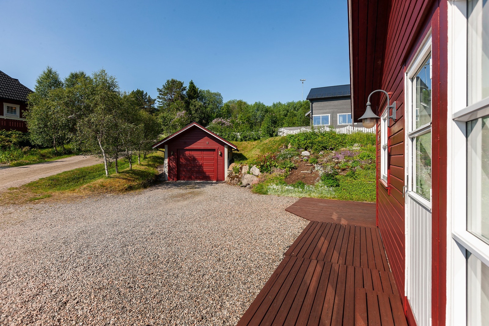 Garasje med fjernstyrt port medfølger. Galleribilde