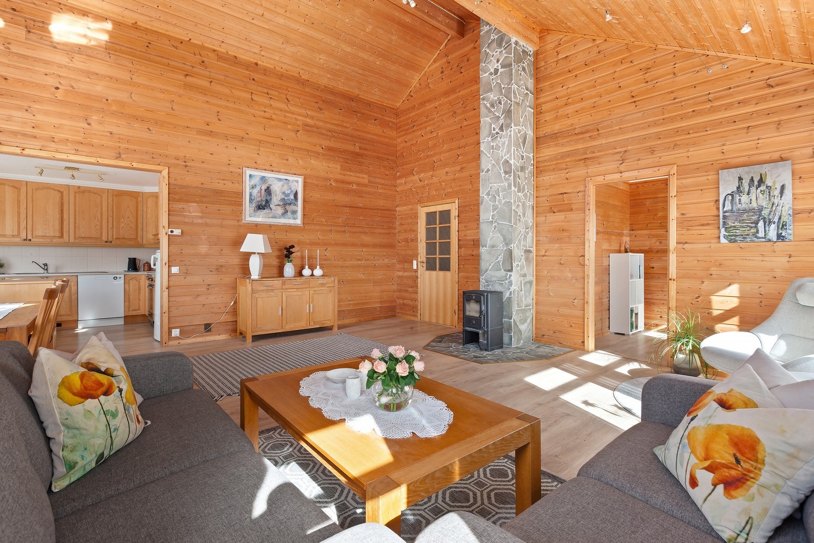 Stuen oppleves varm og koselig med en ovn fint sentrert i rommet. Galleribilde