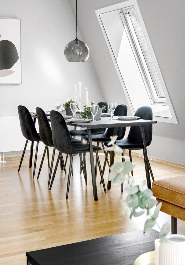 Plass til spisebord med hyggelig takvindu. Galleribilde