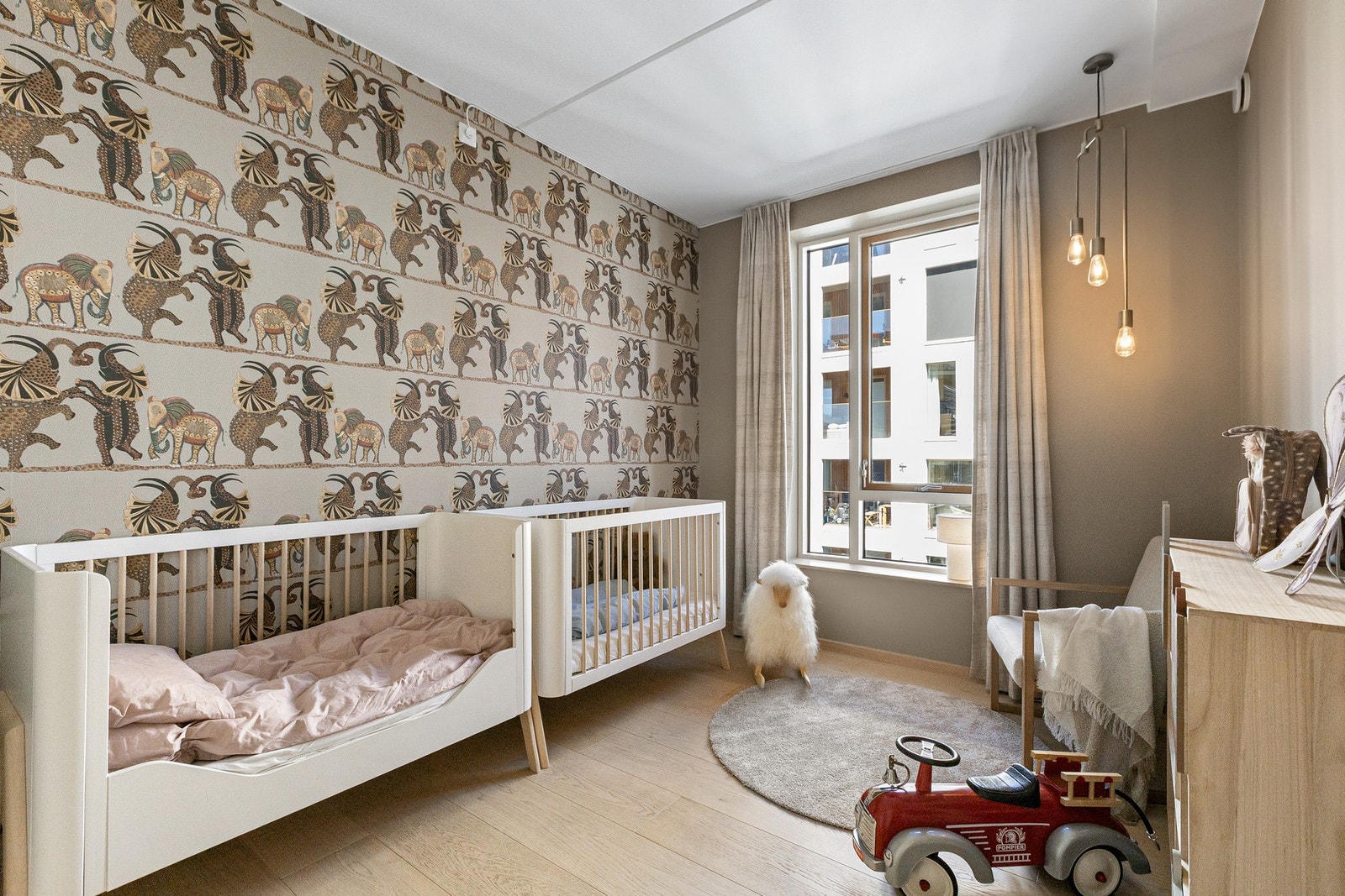 Soverom 2 benyttes i dag som barnerom, med plass til både seng, oppbevaring og lekeareal. Galleribilde