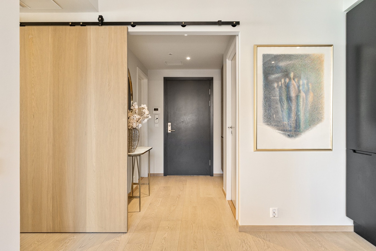 Innbydende entré med gode oppbevaringsmuligheter for yttertøy og sko i plassbygde garderobeløsninger. Galleribilde