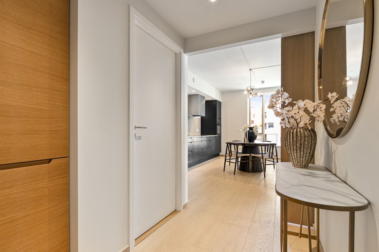 Leiligheten gir et stilrent førsteinntrykk med gjennomgående materialvalg og god romfølelse allerede ved ankomst. Fra entréen er det også direkte adkomst til badet. Galleribilde