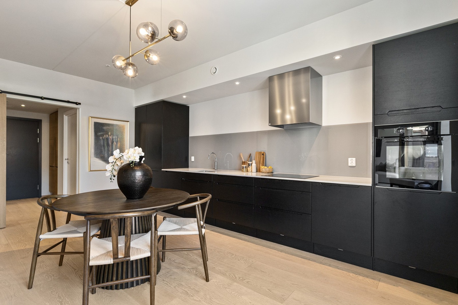 Kjøkkenet er utstyrt med integrerte hvitevarer bestående av stekeovn, induksjonstopp, oppvaskmaskin, kjøl og fryseskap, vinskap samt integrert kaffemaskin fra Miele. Galleribilde