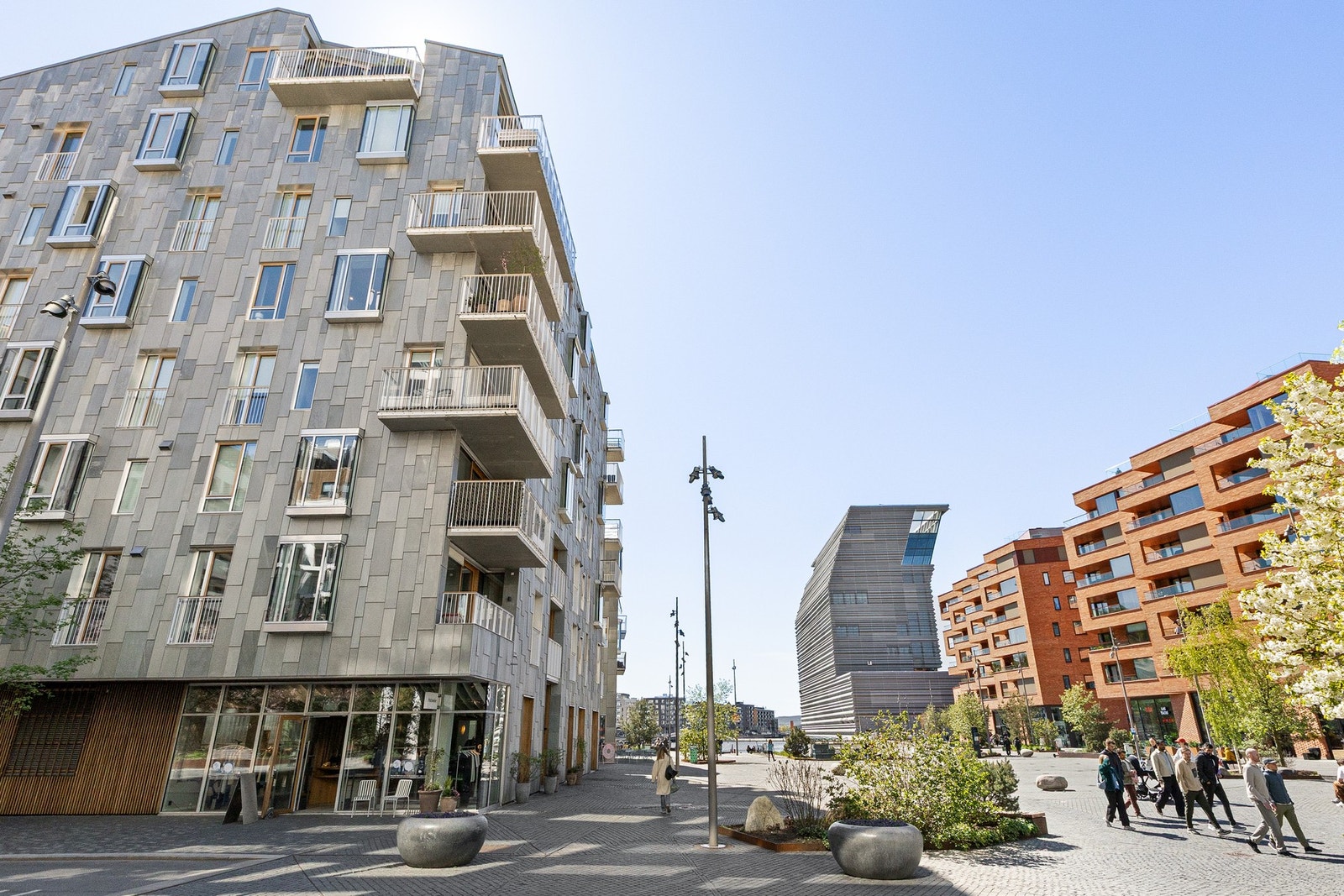 Området har et bredt utvalg moderne kafeer, restauranter og butikker. Galleribilde