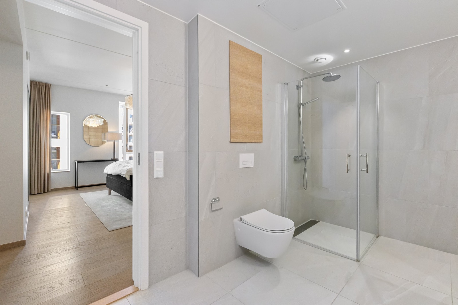 Delikat en suite-bad med flislagte gulv og vegger, samt malt himling. Galleribilde