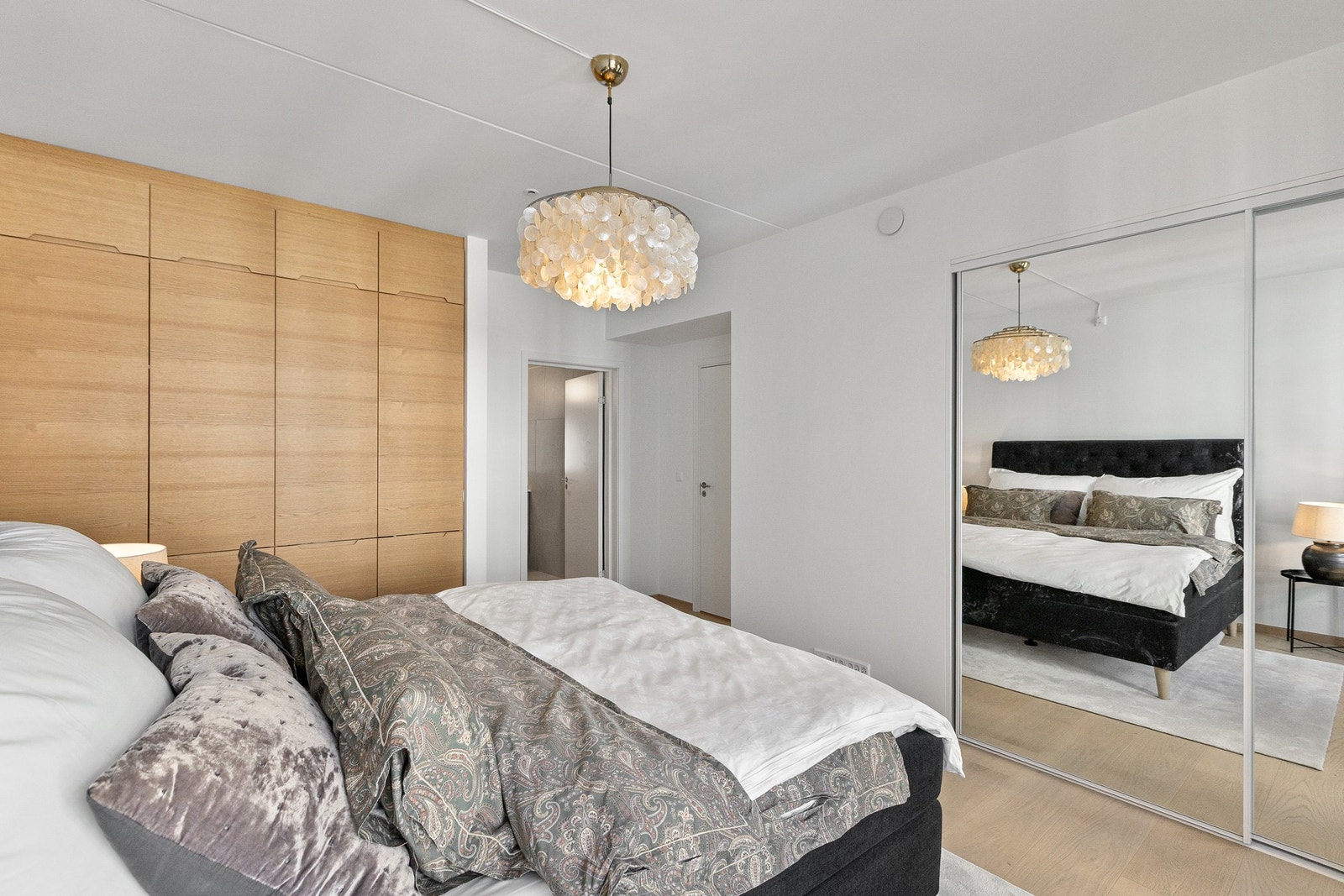 Hovedsoverommet har praktisk skyvedørsgarderobe med speilfronter samt garderobeskap med rikelig oppbevaringsplass. Galleribilde