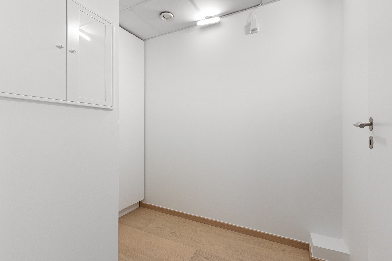 Innvendig bod med gode oppbevaringsmuligheter. I tillegg er det flere plassbygde skap i boligen som gir rikelig med lagringsplass. Galleribilde