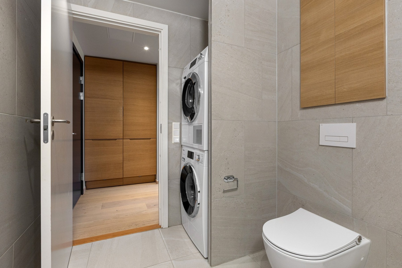 Badet er flislagt på gulv og vegger, med malt himling. Galleribilde