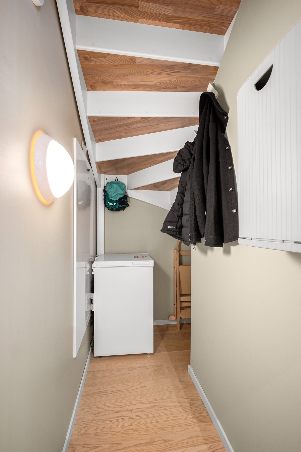 Boligen er godt utnyttet med ekstra plass også under trappen. Galleribilde