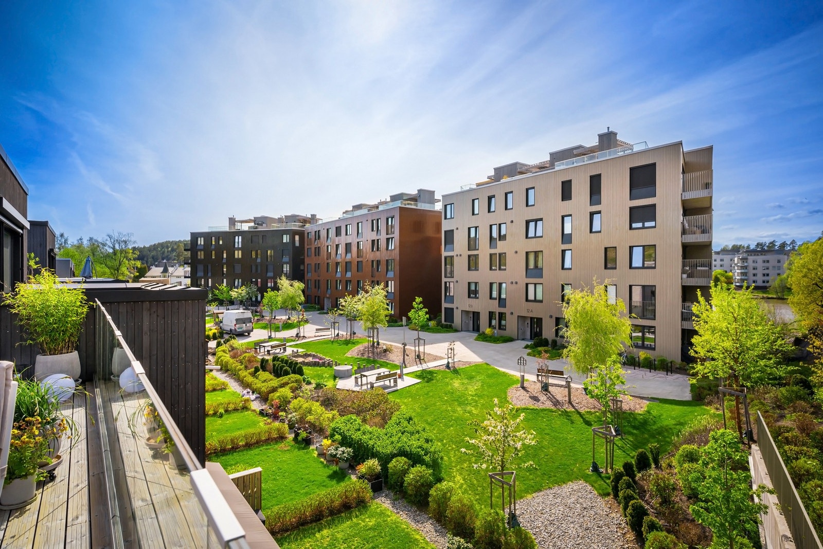 Flott utsikt fra takterrassen mot fellesareal og Kolbotvannet. Galleribilde