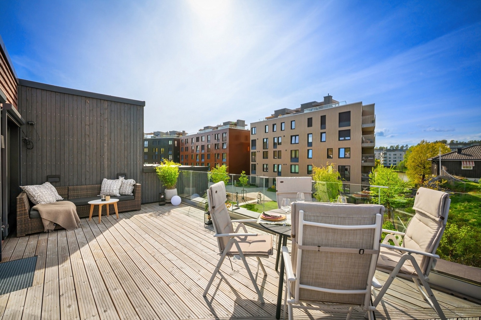 Her er det flere møbleringsmuligheter og god sol til både morgenkaffen og kveldskos. Galleribilde