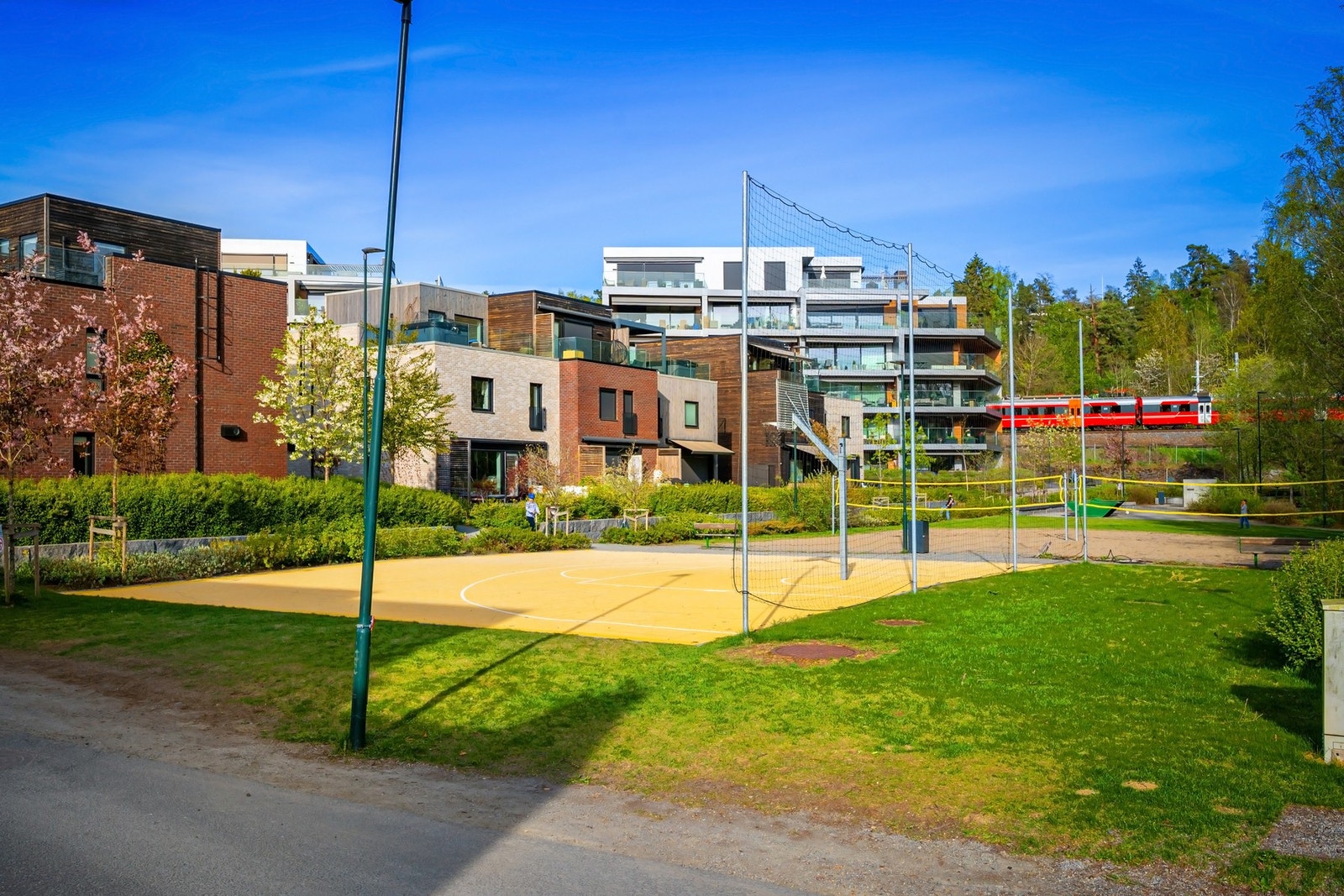 Ballplass og lekeplass bare 100 meter utenfor døren. Galleribilde