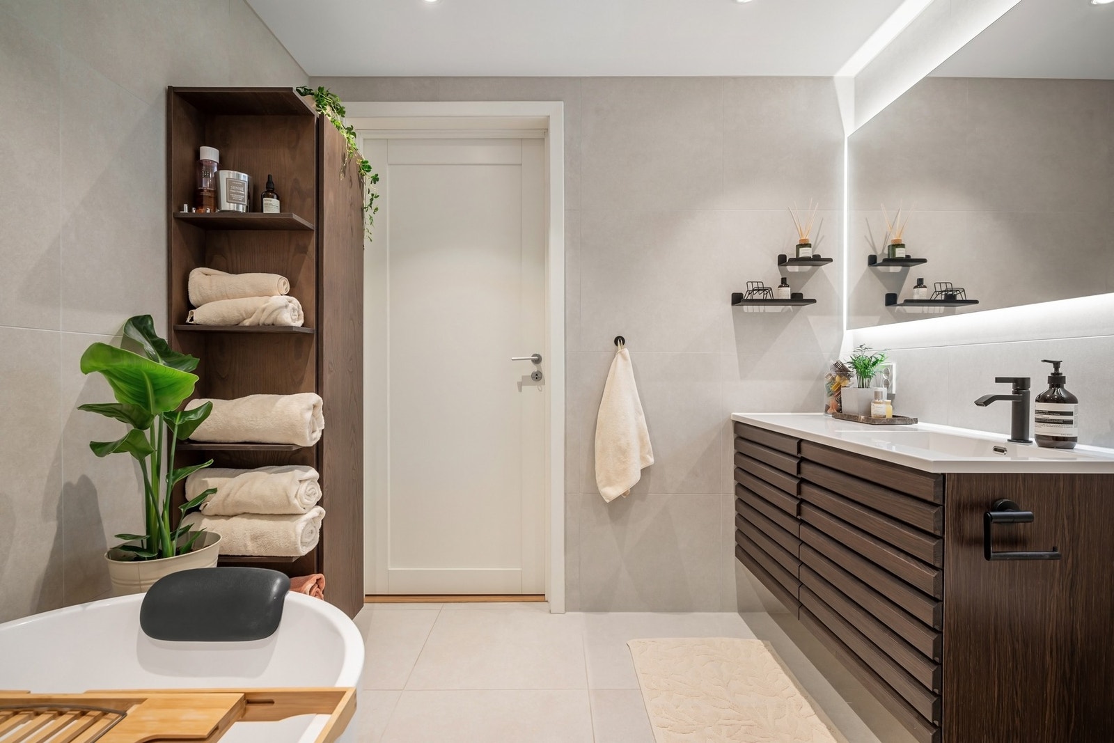Badet i 2 etg. er av god størrelse med både badekar og dusj. Galleribilde