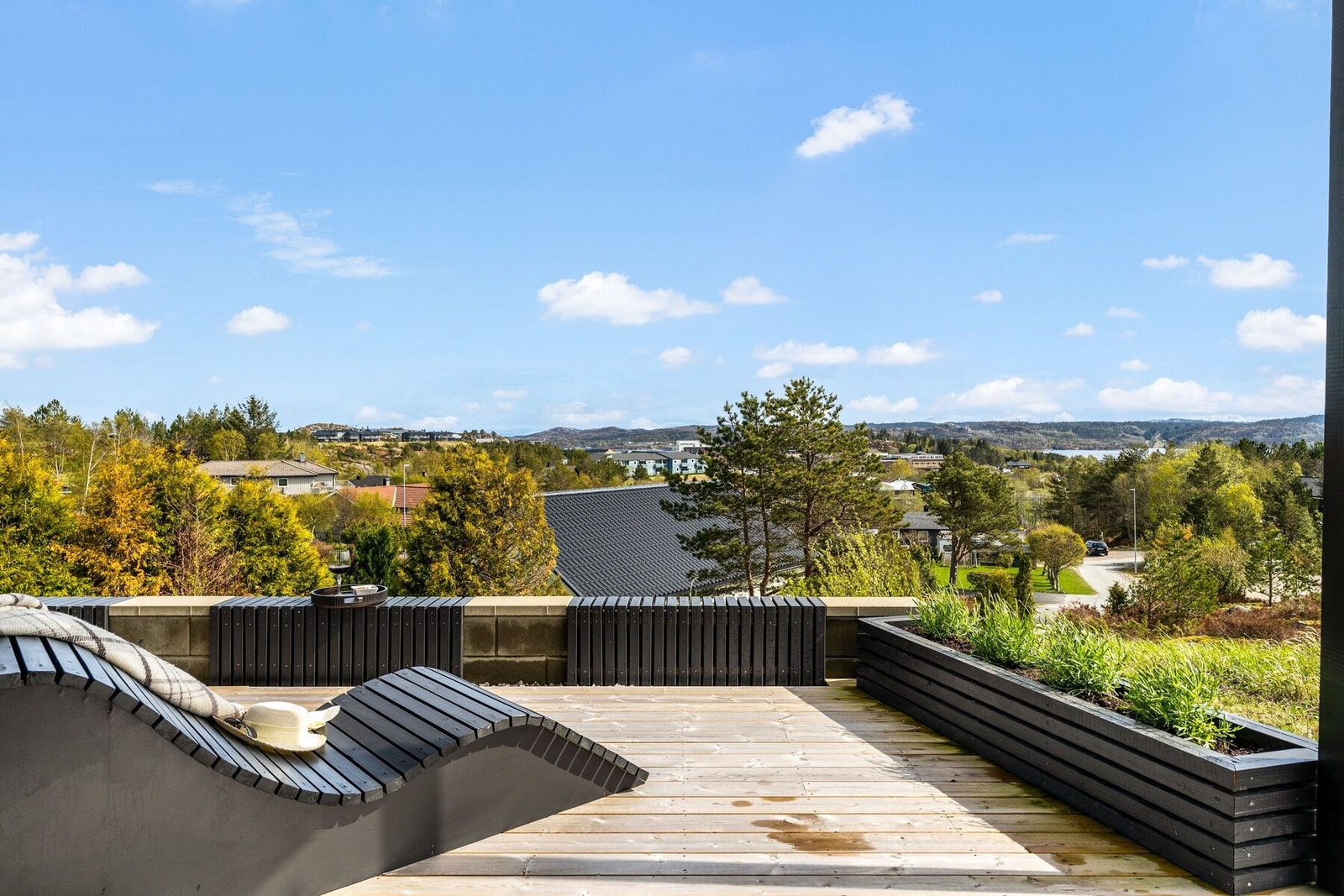 Fra underetasjen er det direkte tilgang til en romslig terrasse som fungerer som en naturlig forlengelse av oppholdsrommet. Galleribilde