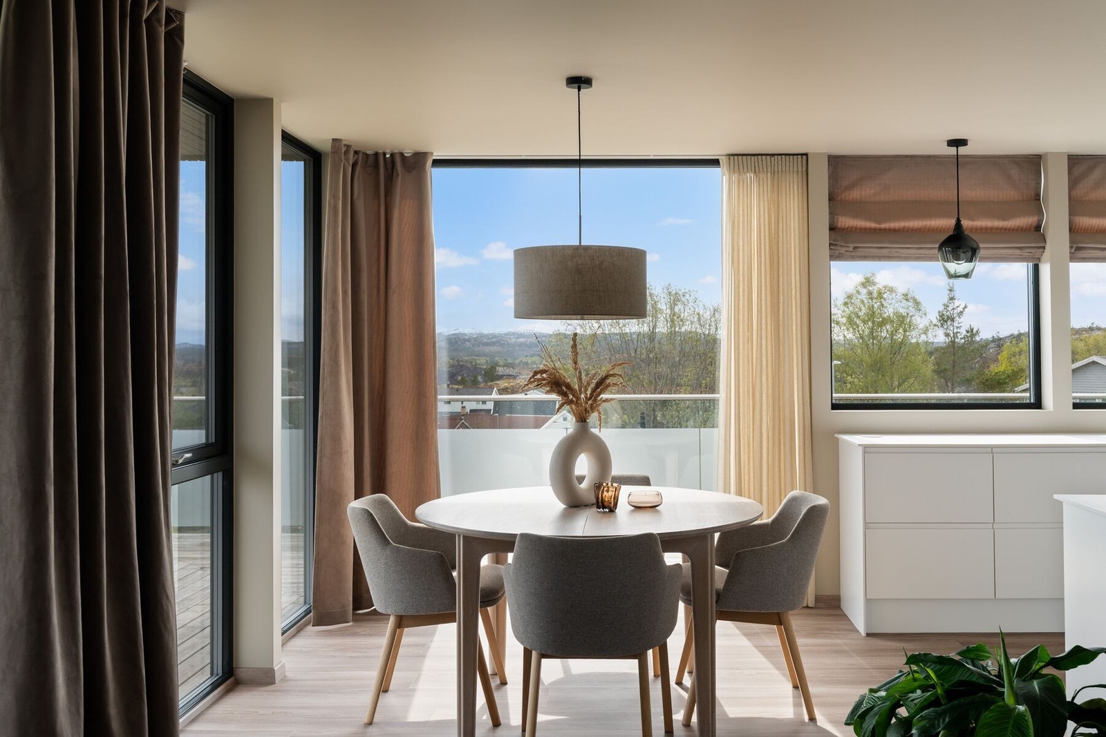 Boligen går over to plan og fremstår gjennomført med delikate materialvalg, høy standard og en gjennomtenkt planløsning som kombinerer funksjonalitet med et stilrent arkitektonisk uttrykk. Galleribilde