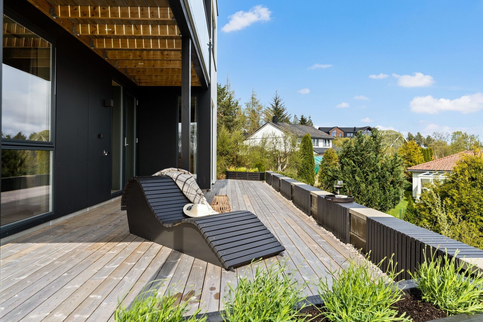 Her er det god plass til utemøbler, grill og hyggelige sammenkomster med familie og venner. Galleribilde