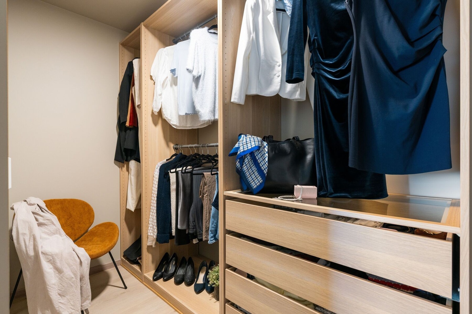 Walk-in-garderoben sørger for god oppbevaring av klær gjennom PAX-garderobesystem. Den er på 4 m². Galleribilde