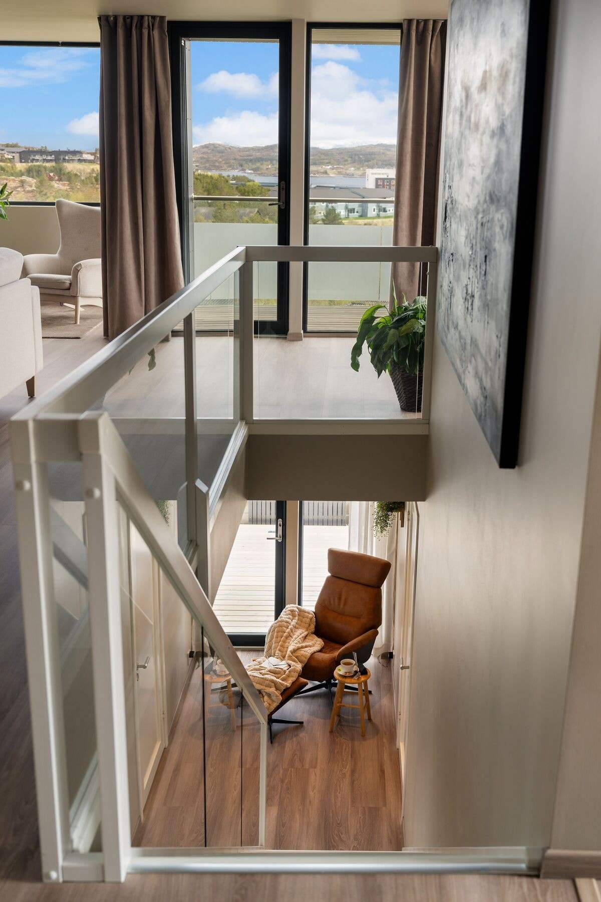 Fra hovedetasjen ledes trappen ned til boligens private sone; med flere soverom, eget bad og direkte tilgang til en stor terrasse. Galleribilde