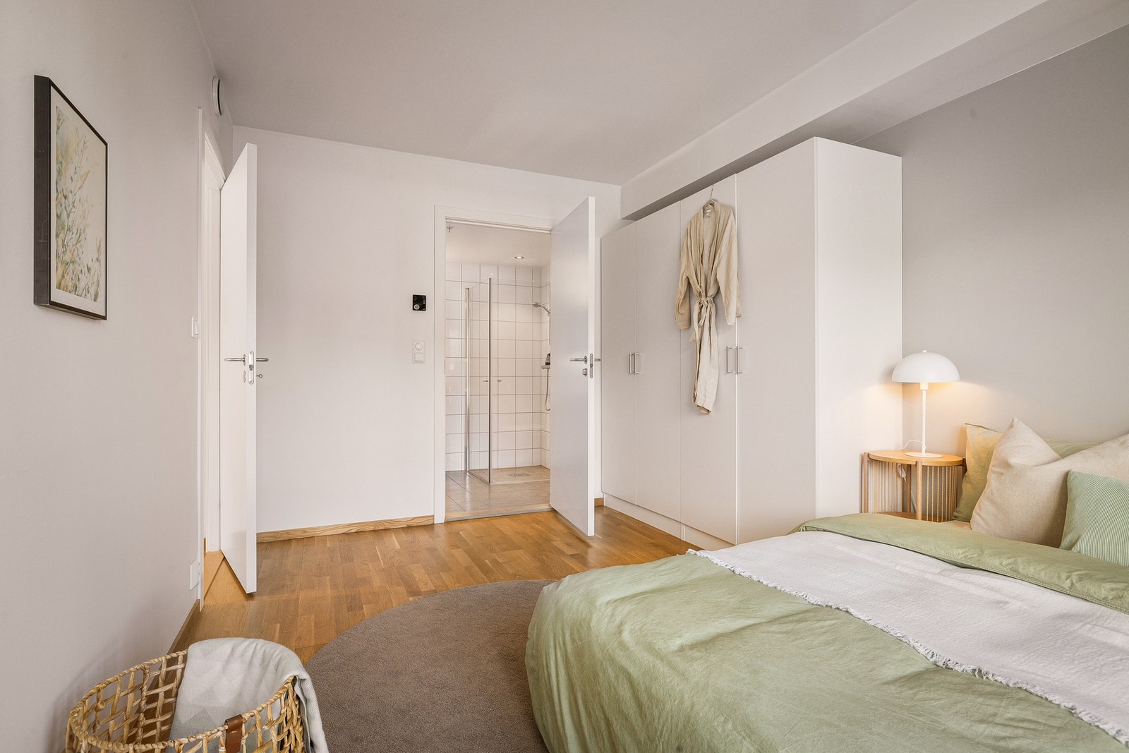 - Leveres med 2 m garderobeskap og direkte adkomst til badet - Galleribilde