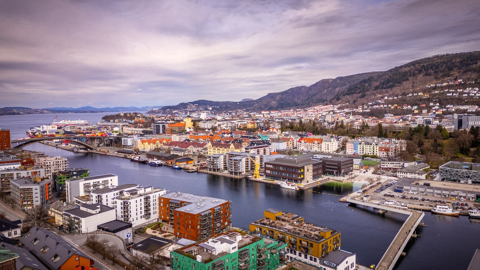 - Området er svært tilgjengelig med gode kollektivforbindelser og flotte gang- og sykkelforbindelser over Puddefjordsbroen og Småpudden - Galleribilde