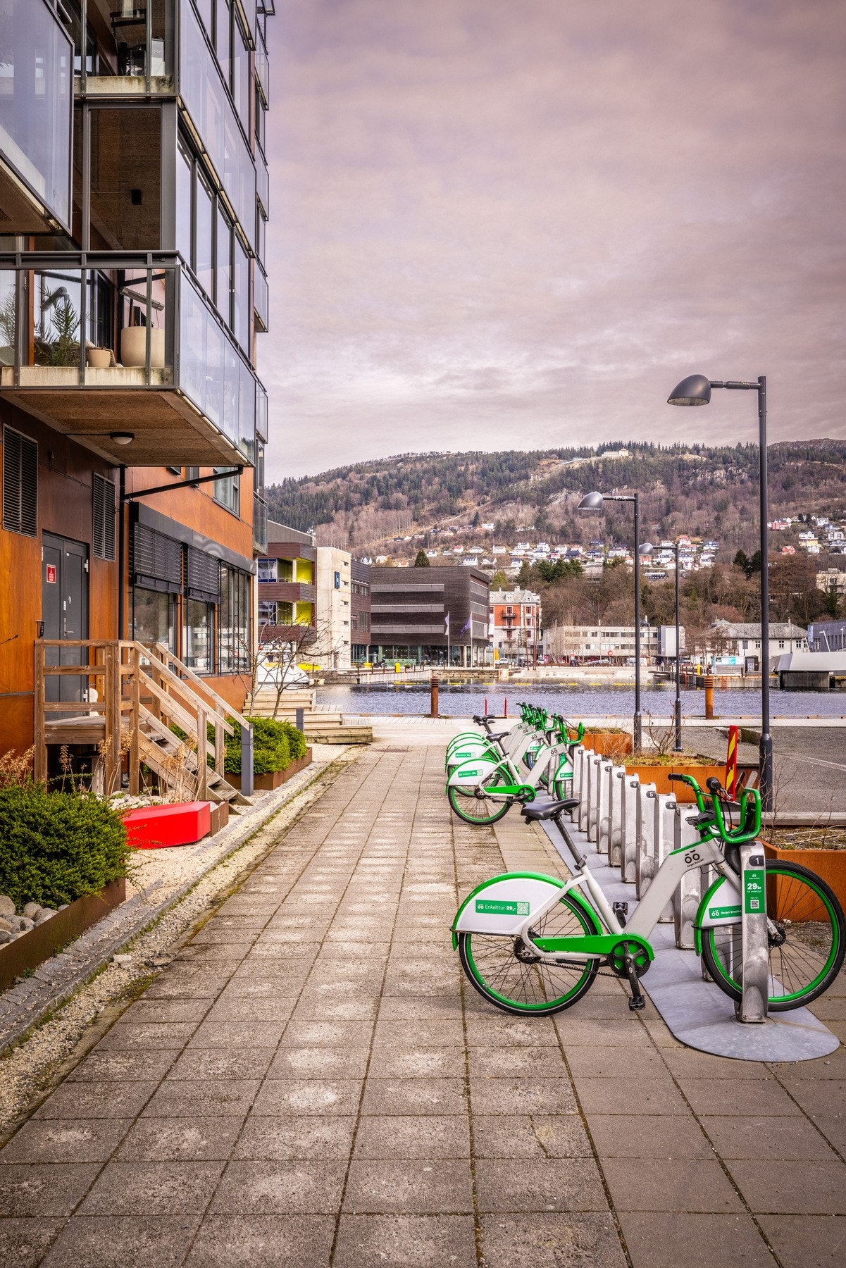 - Like utenfor bygget finner du lett tilgjengelige bysykler - perfekt for enkel og effektiv transport rundt i byen - Galleribilde