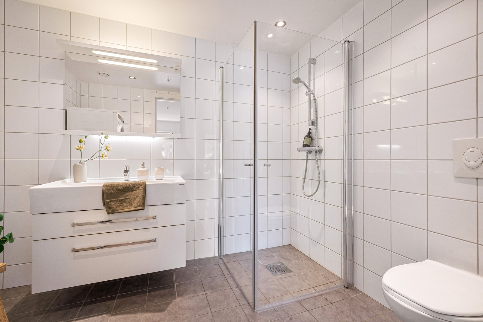- Dusjsonen har praktiske, svingbare dusjvegger i glass som både er plassbesparende og gir badet et stilrent uttrykk - Galleribilde