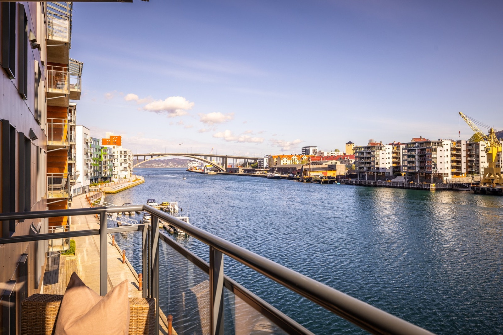 - Ønsker du å ta deg til sentrum over Puddefjordsbroen, kan du spasere langs promenaden nesten hele veien bort - Galleribilde