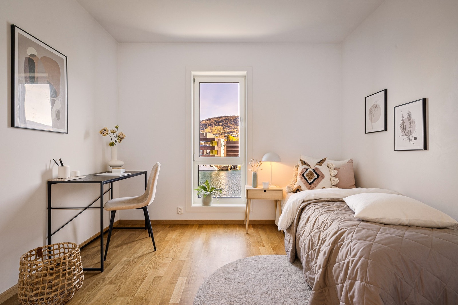- Boligen har to gode soverom på henholdsvis 13,3 m² og 8,3 m², begge med fine innredningsmuligheter og plass til ønsket møblering - Galleribilde