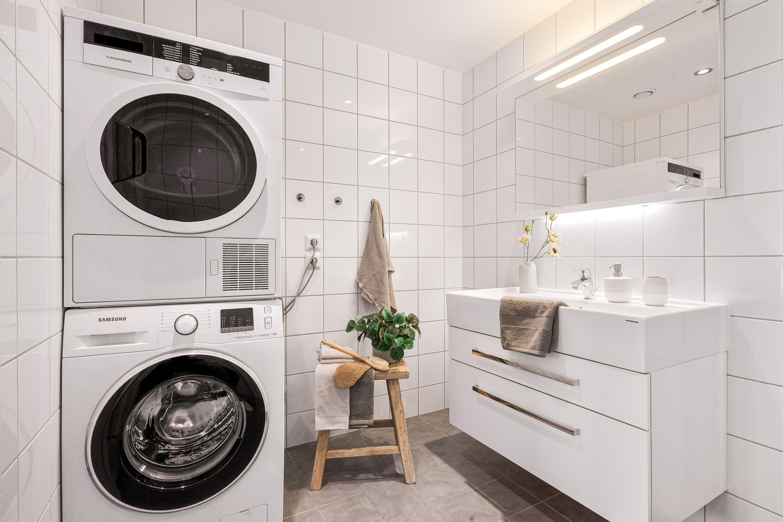 - Det er avsatt plass og lagt opplegg for vaskesøyle inne på badet - Galleribilde