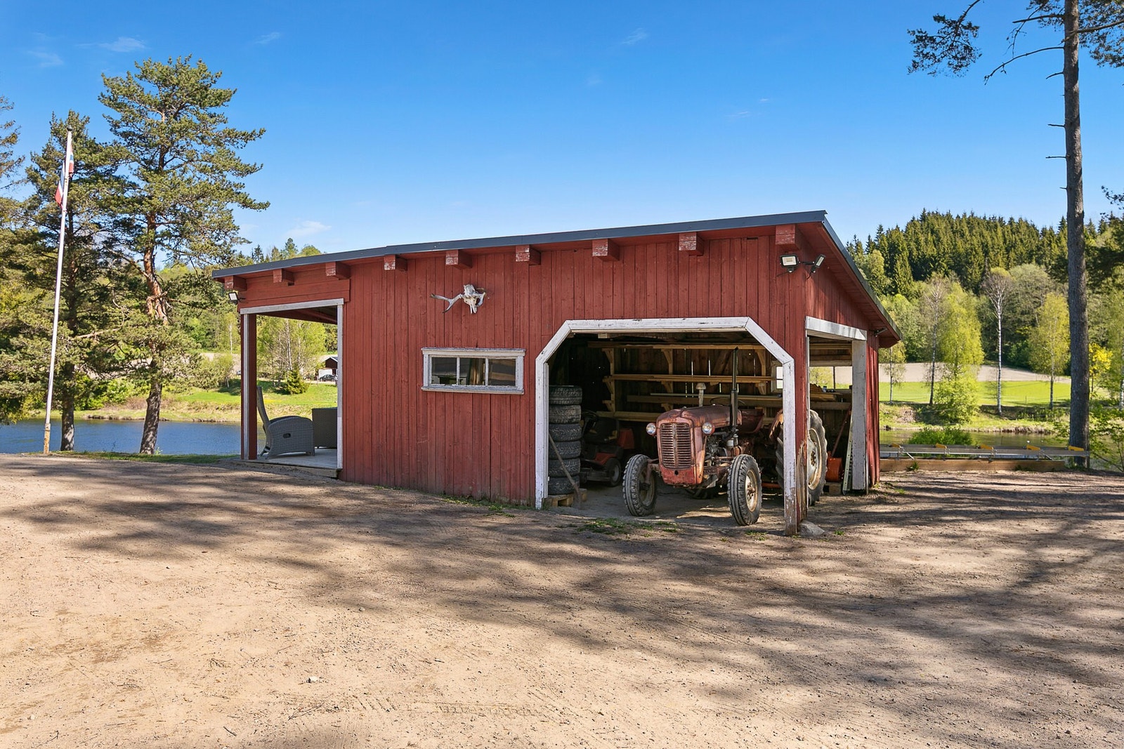 Uthus med lagerrom og utestue. Galleribilde