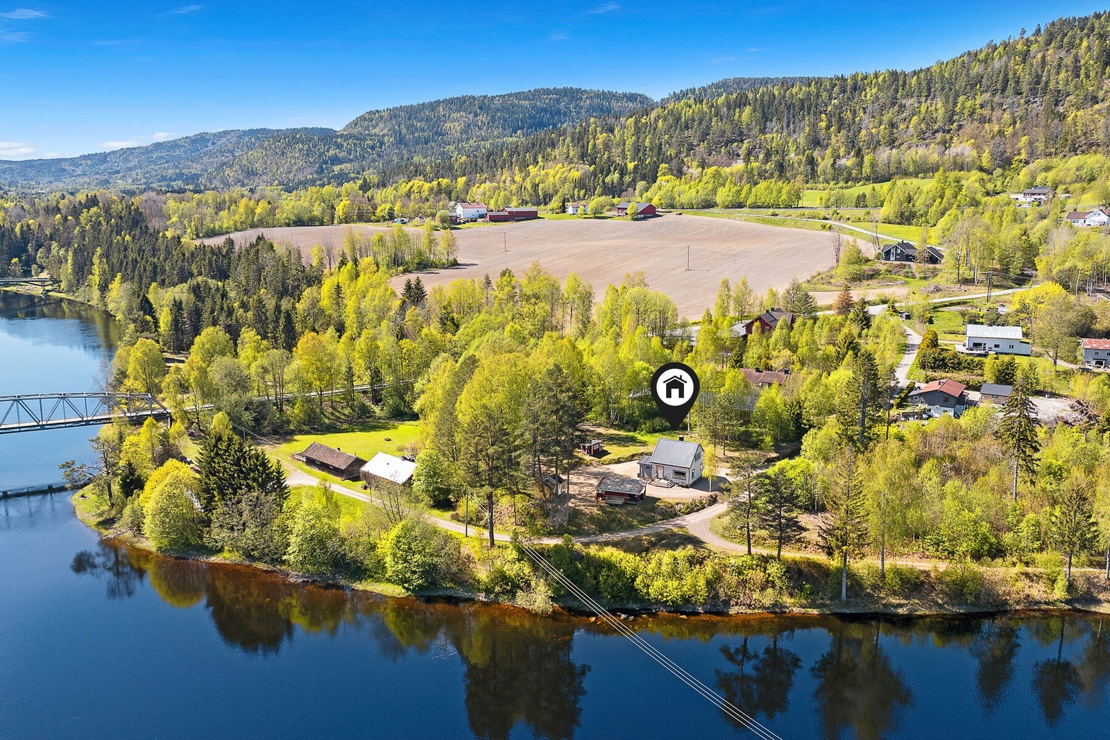 Eiendommen har en fantastisk beliggenhet langs Lågen, med tilhørende panoramautsikt til elva. Galleribilde