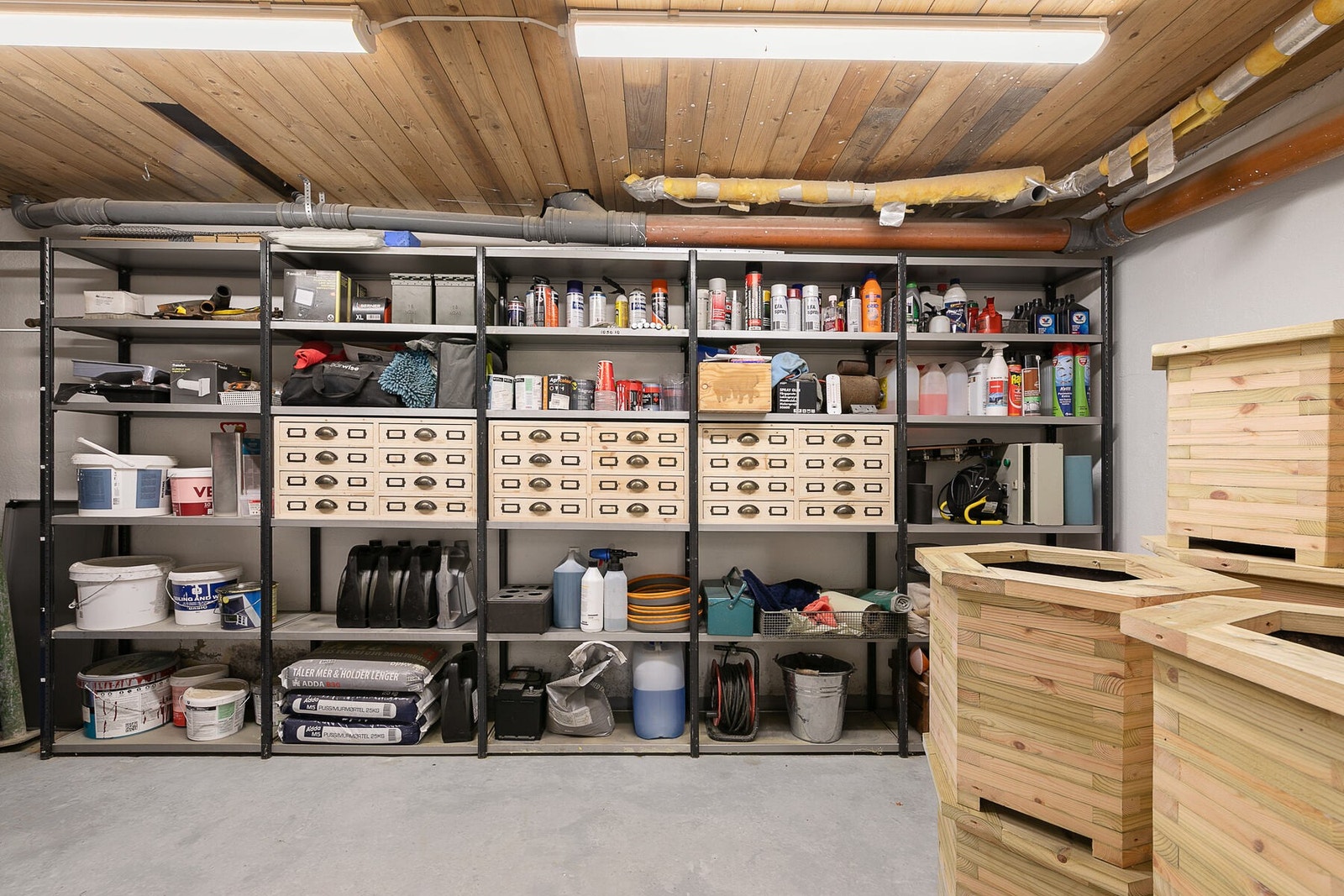 Nede finner du en stor kjeller med rikelig oppbevaringsplass/arbeidsrom. Galleribilde