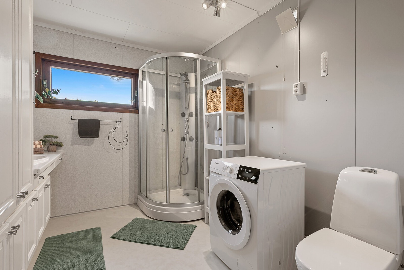 Badet finner du i 1. etasje, er av god størrelse, og inneholder alt du trenger. Galleribilde