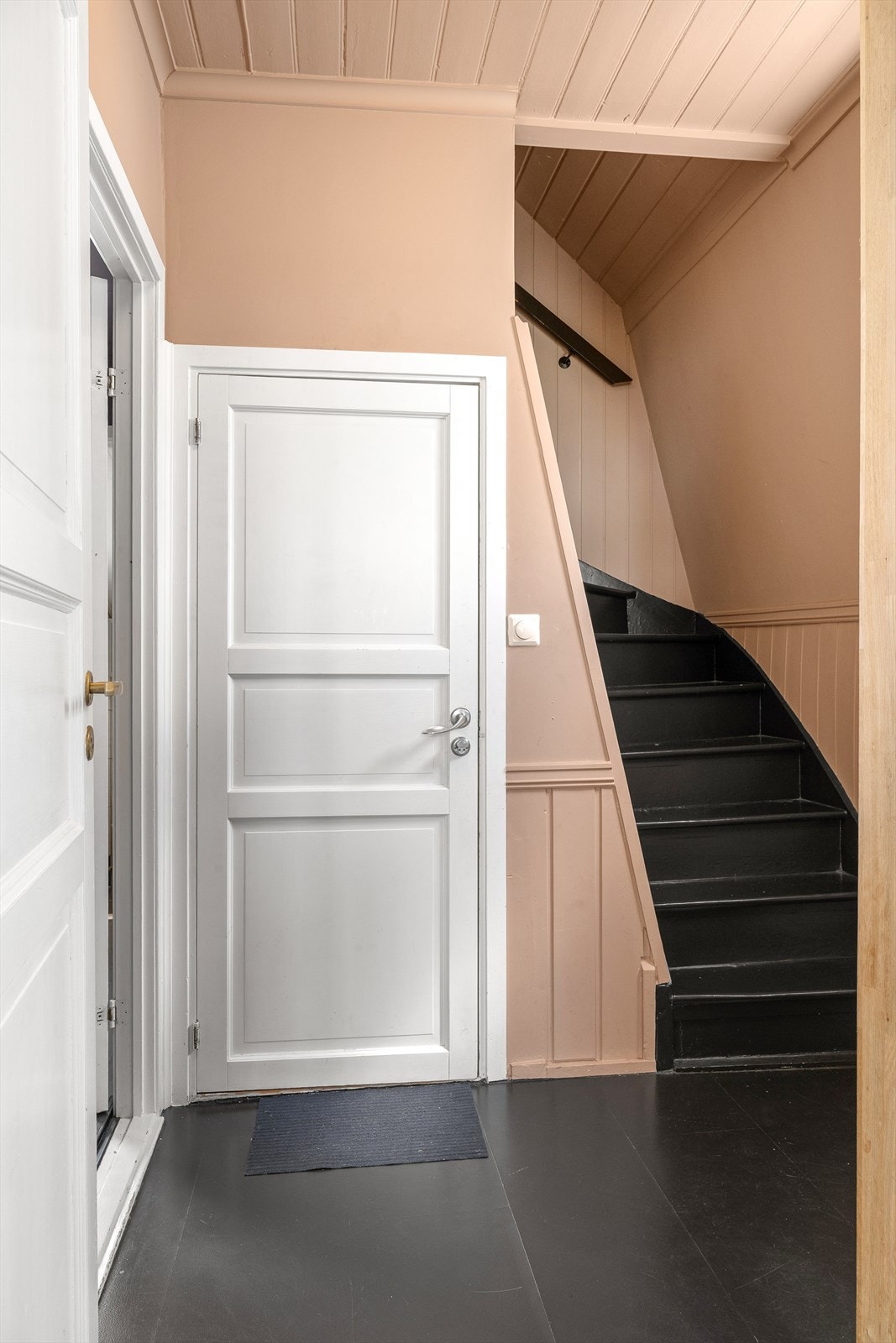 Leiligheten går over 2. etg og loft. Galleribilde