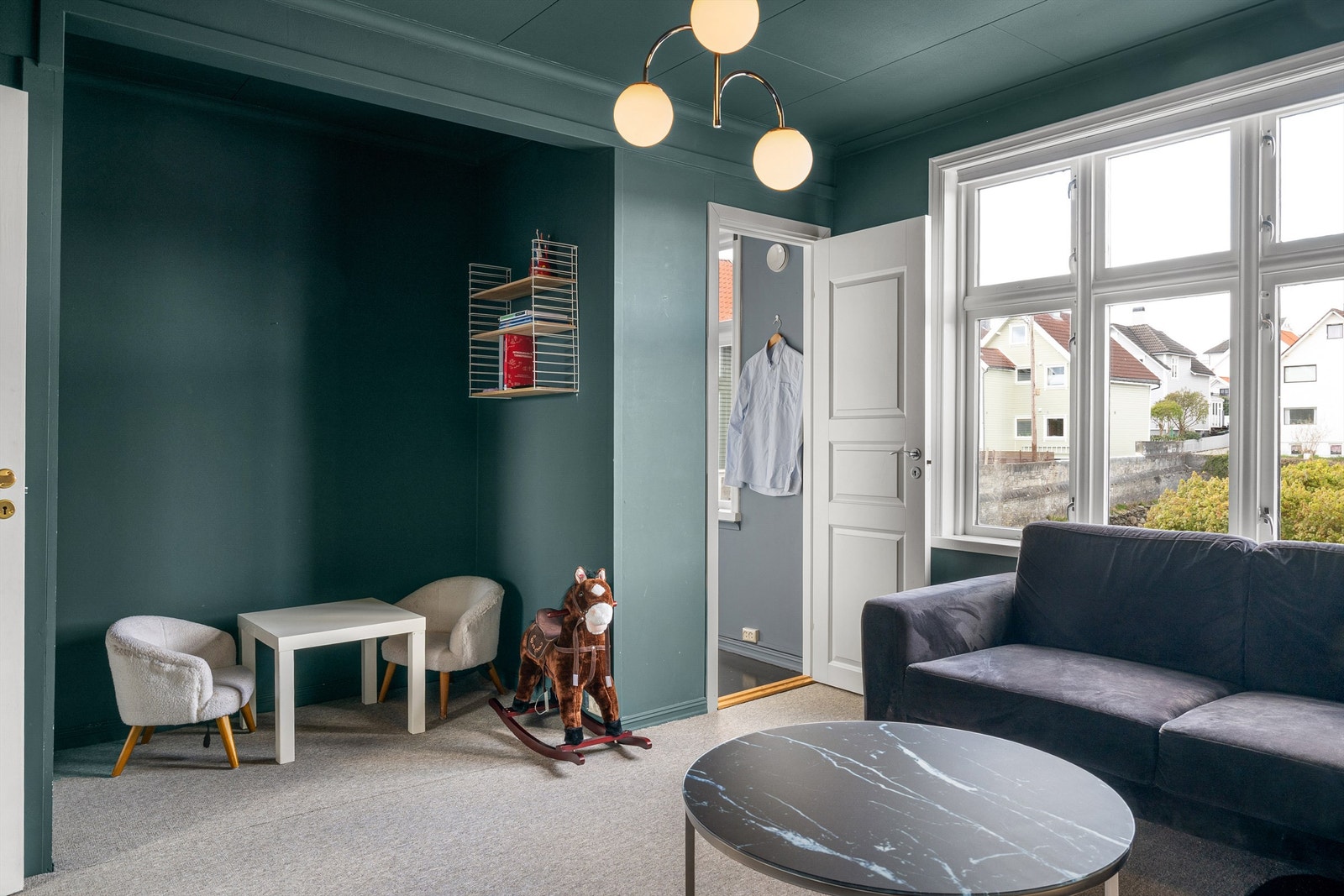 Stue med gode lysflater. Under teppene ligger det malt gulv. Galleribilde