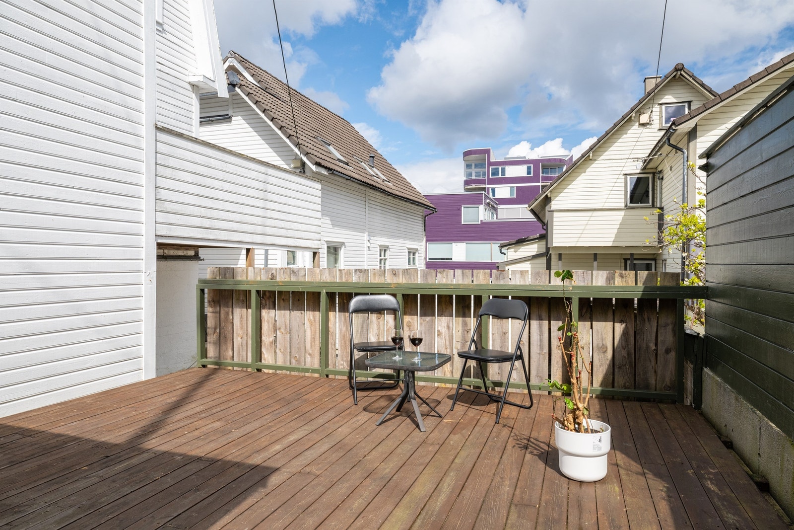 Boligen har egen stor terrasse med gode solforhold. Galleribilde