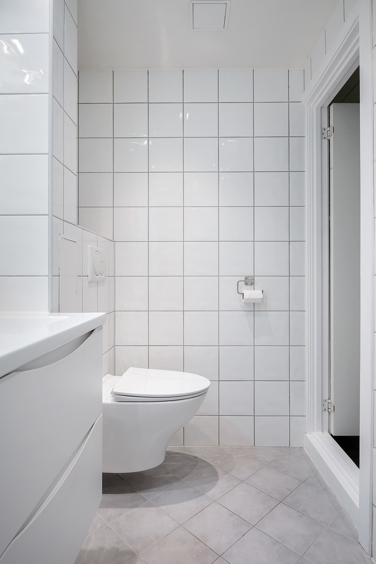Badet har vegghengt toalett, servant med speil og skuffeseksjon, og dusjkabinett. Galleribilde