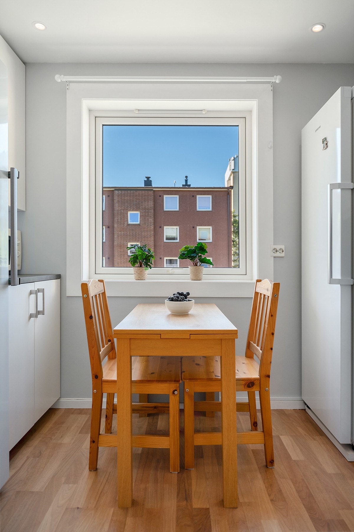 Hyggelig utsyn og plass til spisebord gir gode muligheter for å nyte morgenstunden på kjøkkenet. Galleribilde