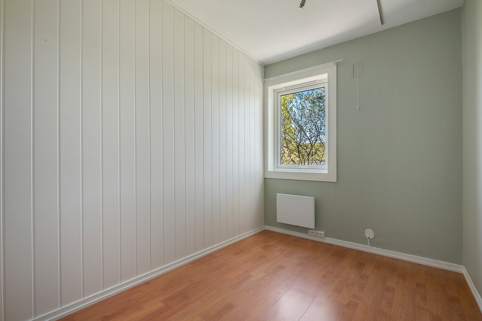 Soverom nr. 2 har god plass til seng og skrivebord, og passer ypperlig som barnerom. Galleribilde