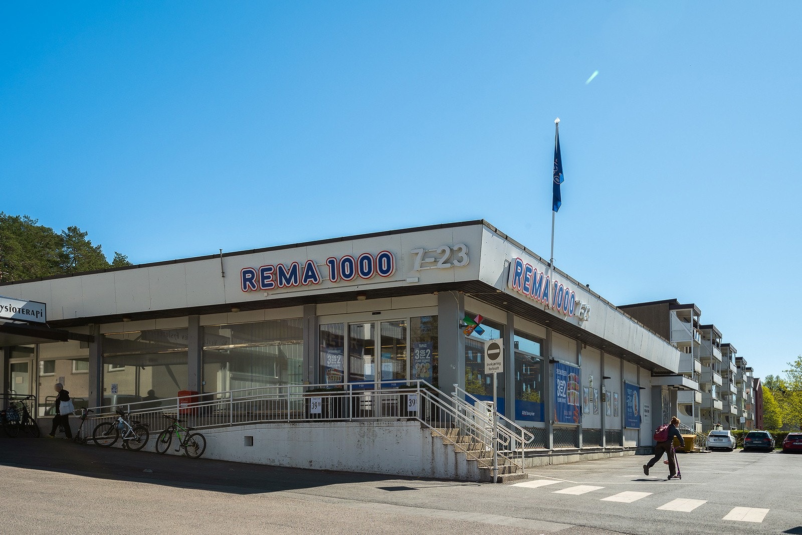 Rema 1000 kun noen få minutters gange fra leiligheten. Galleribilde