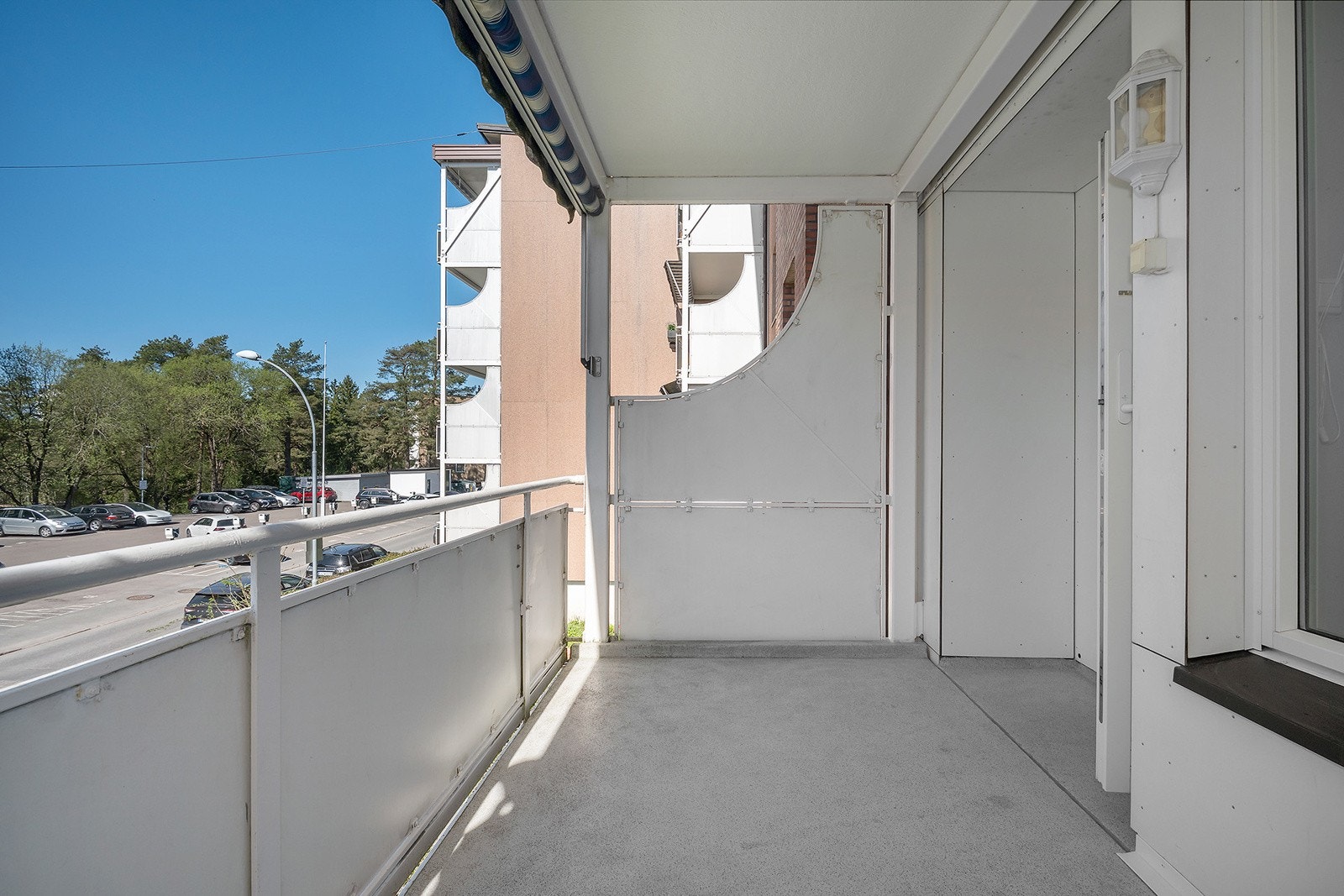 Med god plass til sittegruppe er balkongen definitivt et fint sted å nyte kveldssolen. Galleribilde