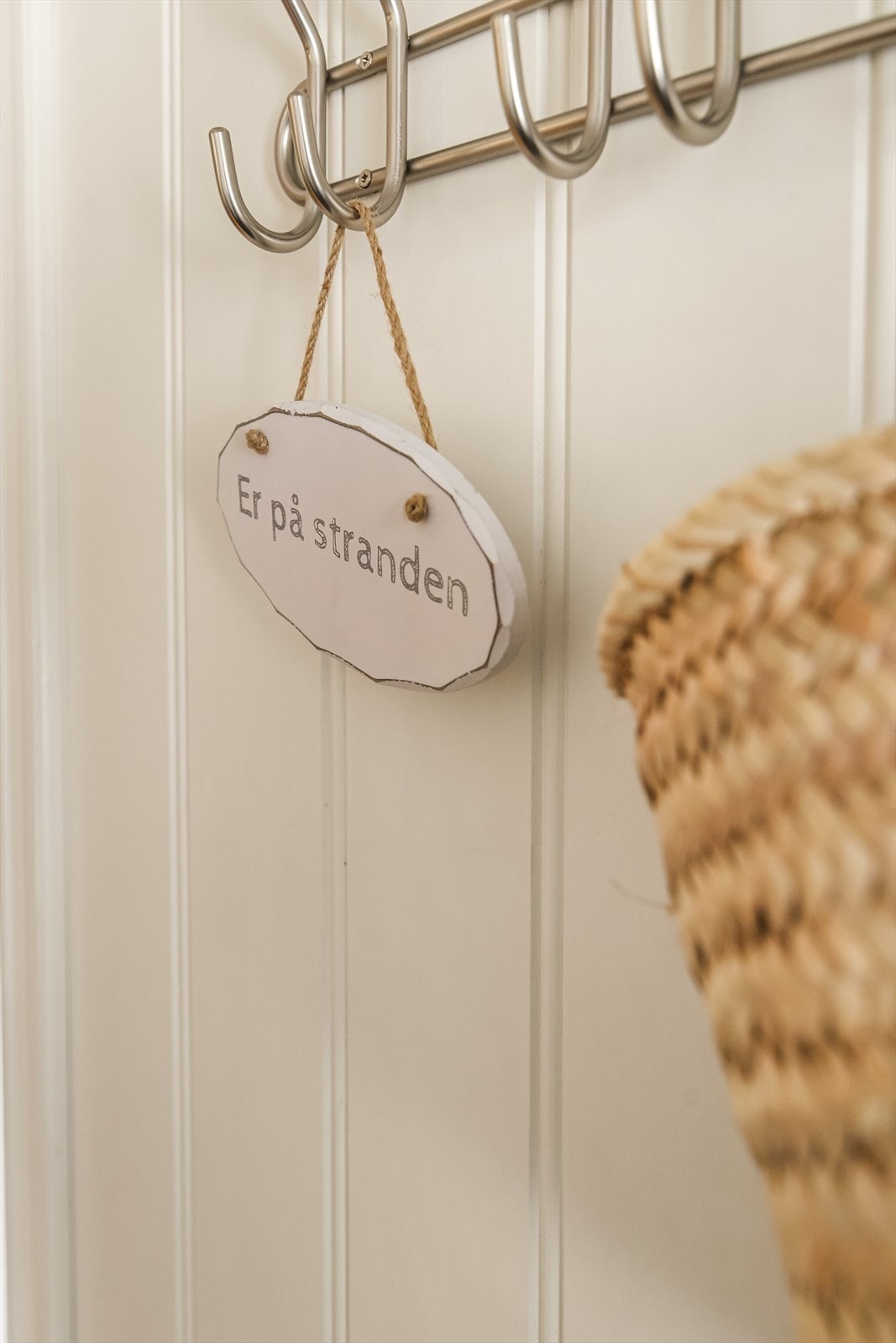 Like ved eiendommen finner man populære Tangen badestrand med flott sandstrand, svaberg og herlige bademuligheter gjennom hele sommeren. Galleribilde