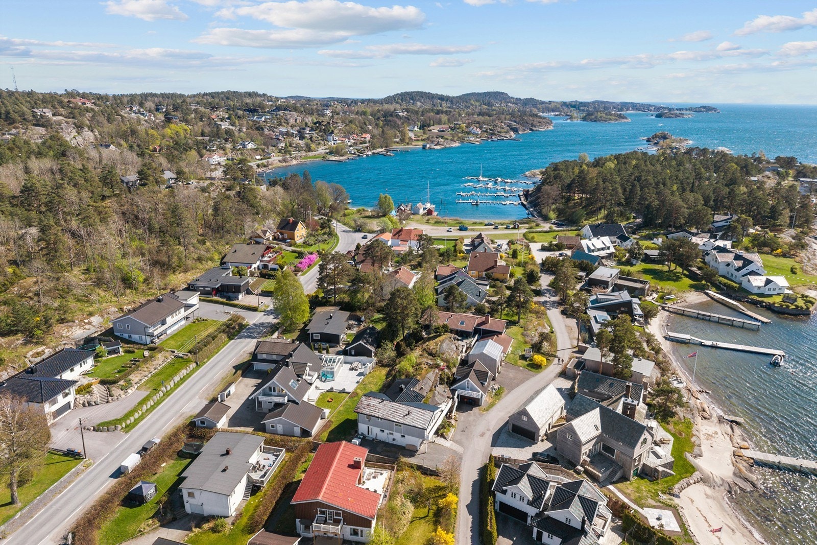 Dette er en eiendom som passer perfekt for den aktive barnefamilien som ønsker god plass både ute og inne, nærhet til sjø og natur, samt fantastiske oppbevarings- og bruksmuligheter for hobbyer og fritidsaktiviteter Galleribilde