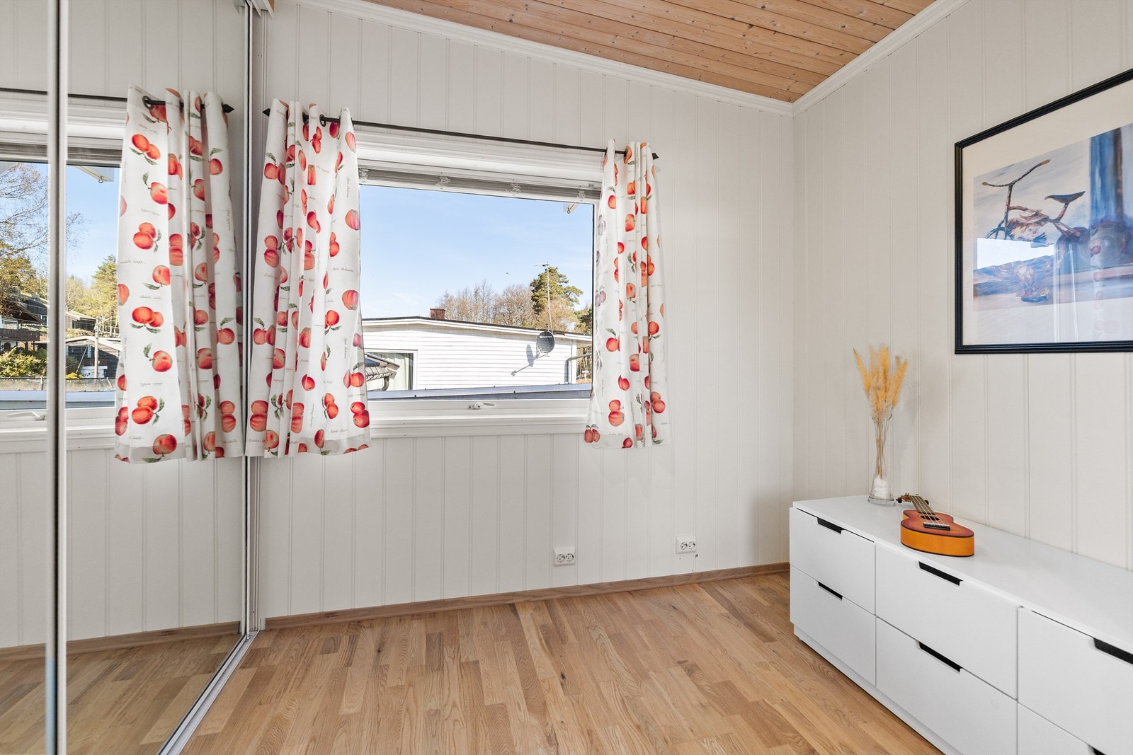 Hovedboligen har også et innredet soverom i 1.etg. Galleribilde