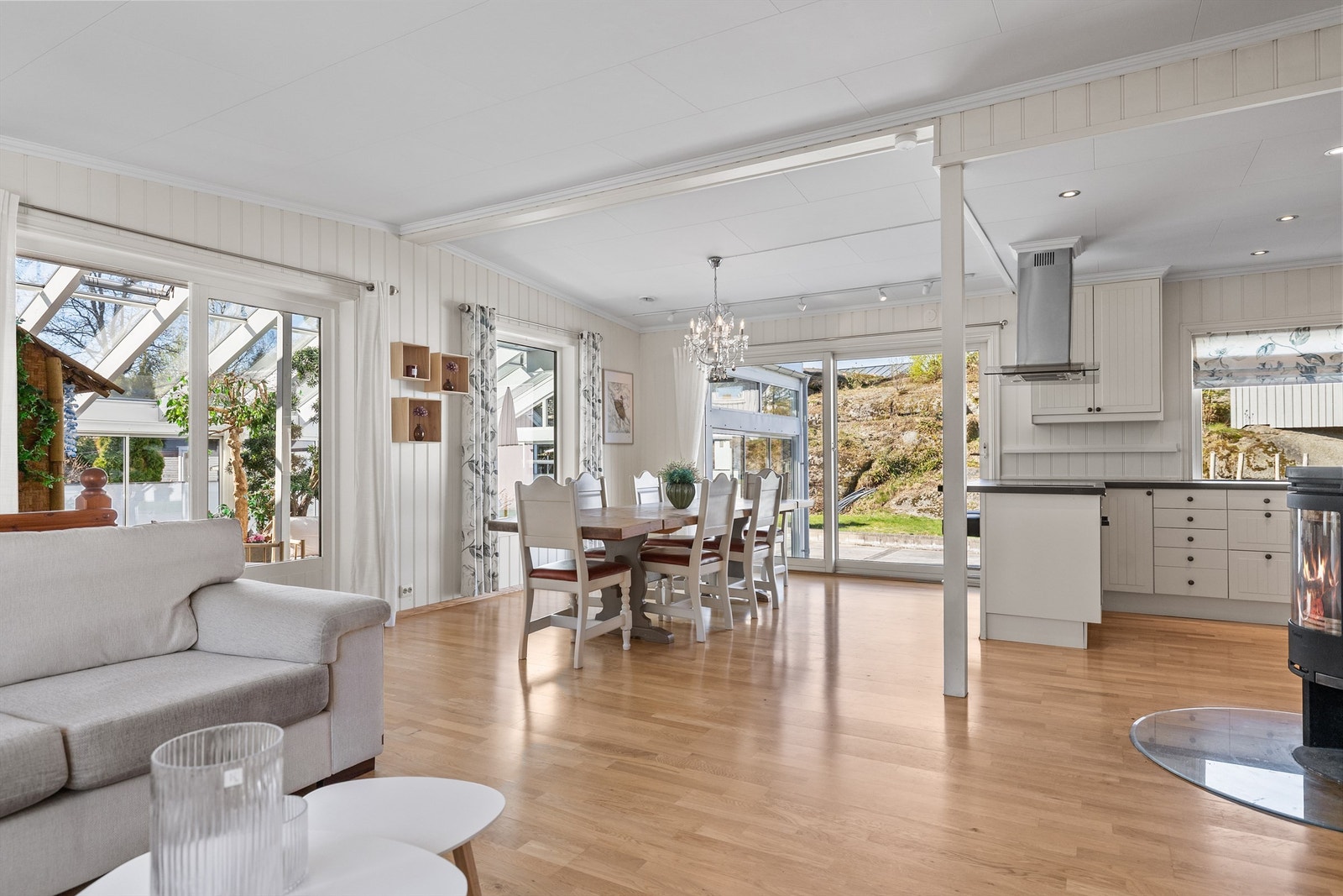 Fra hovedstuen er et adkomst til både hage og terrasse, samt bassengområde Galleribilde
