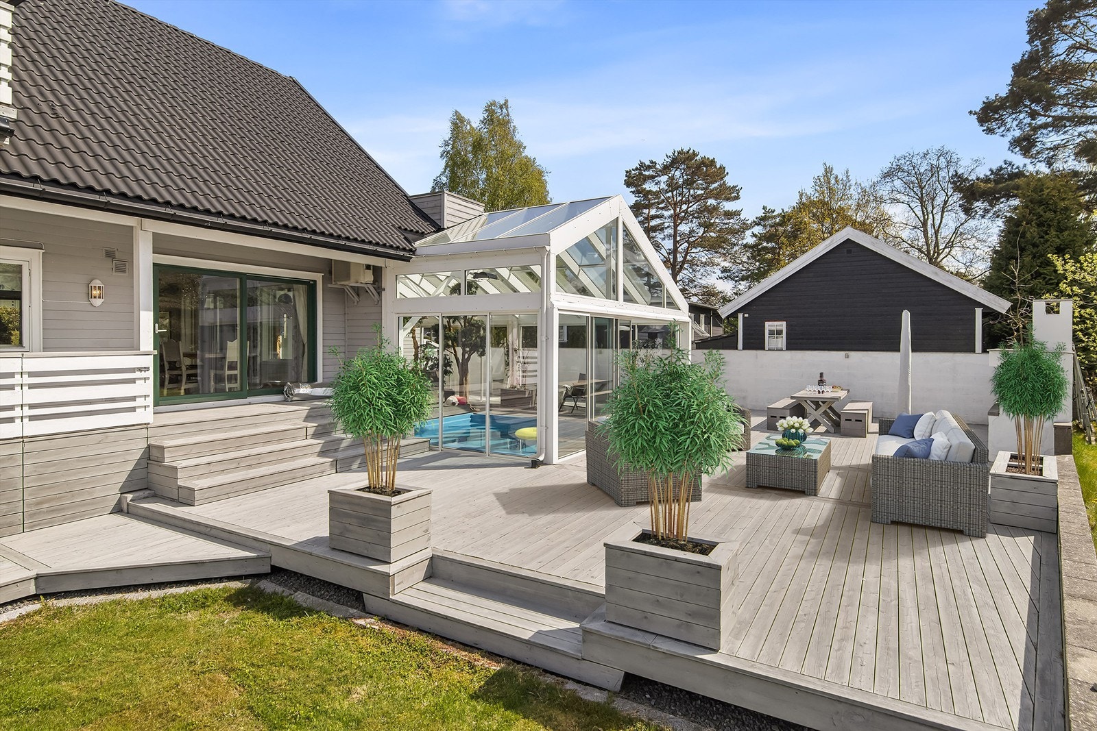 Den store og romslige terrassen danner et fantastisk uterom med god plass til hele familien og gjester. Her ligger alt til rette for lange sommerdager med grilling, hyggelige sammenkomster og avslappende kvelder i lune omgivelser. Galleribilde